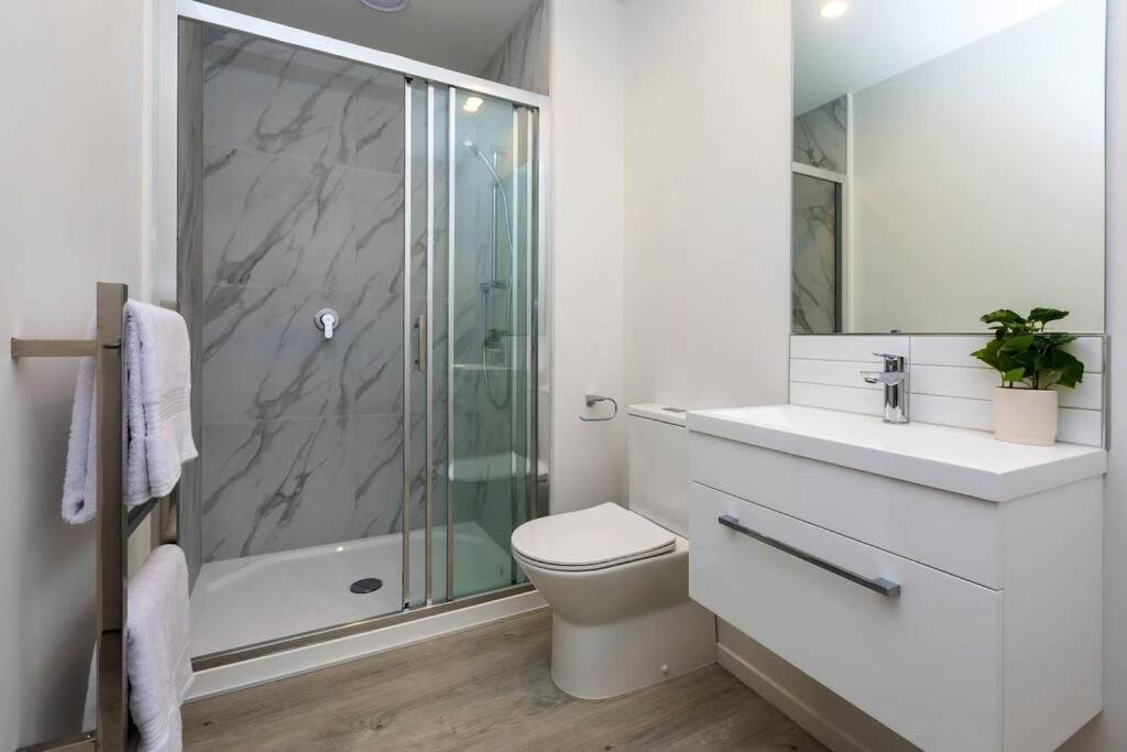 2 Bedrooms Apprtmt Plus Underground Parking In Cbd Christchurch Exterior foto